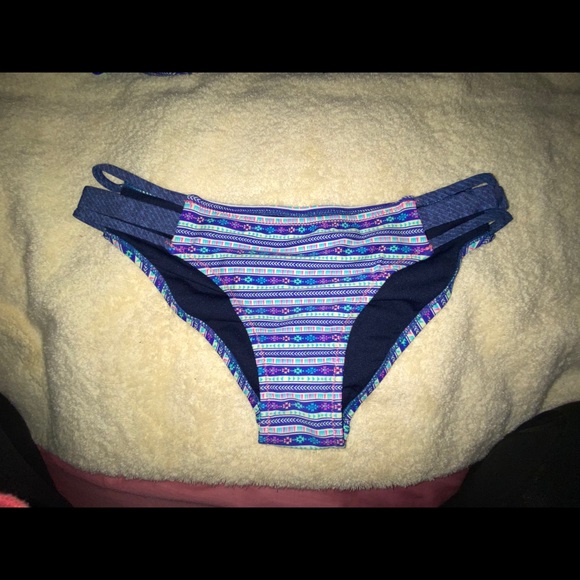 Bikini - Picture 3 of 5